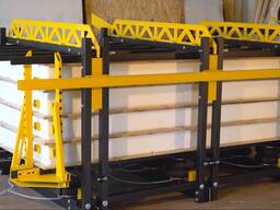 Lepiace zariadenie s lisom na výrobu panelov SIP.