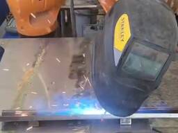 Zváranie kovových konštrukcií vysokotechnologickými robotmi. Továrenská linka.